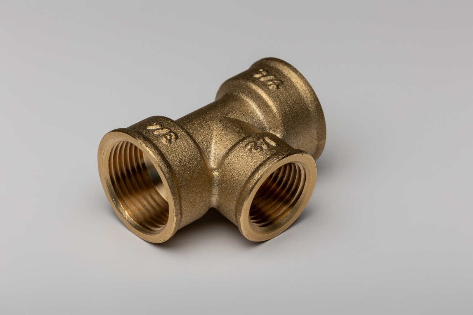 Žalvarinis redukcinis trišakis 3/4" x 1/2" x 3/4"