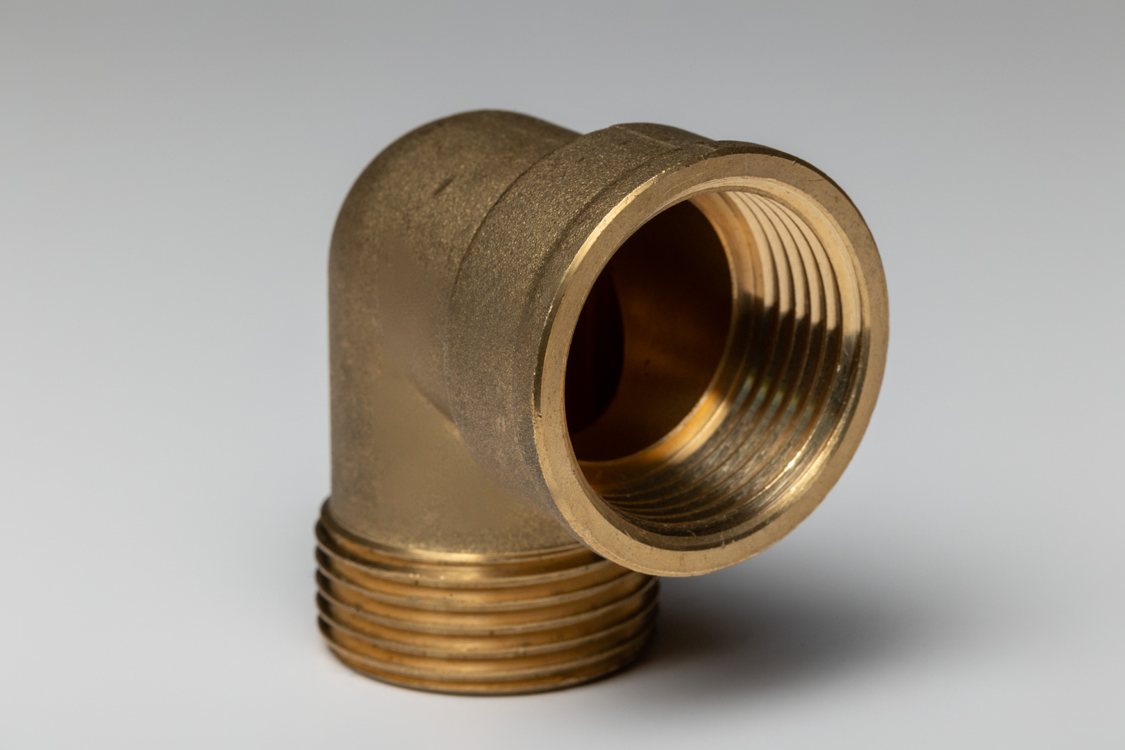 Žalvarinė alkūnė 1/2" vidus-išorė